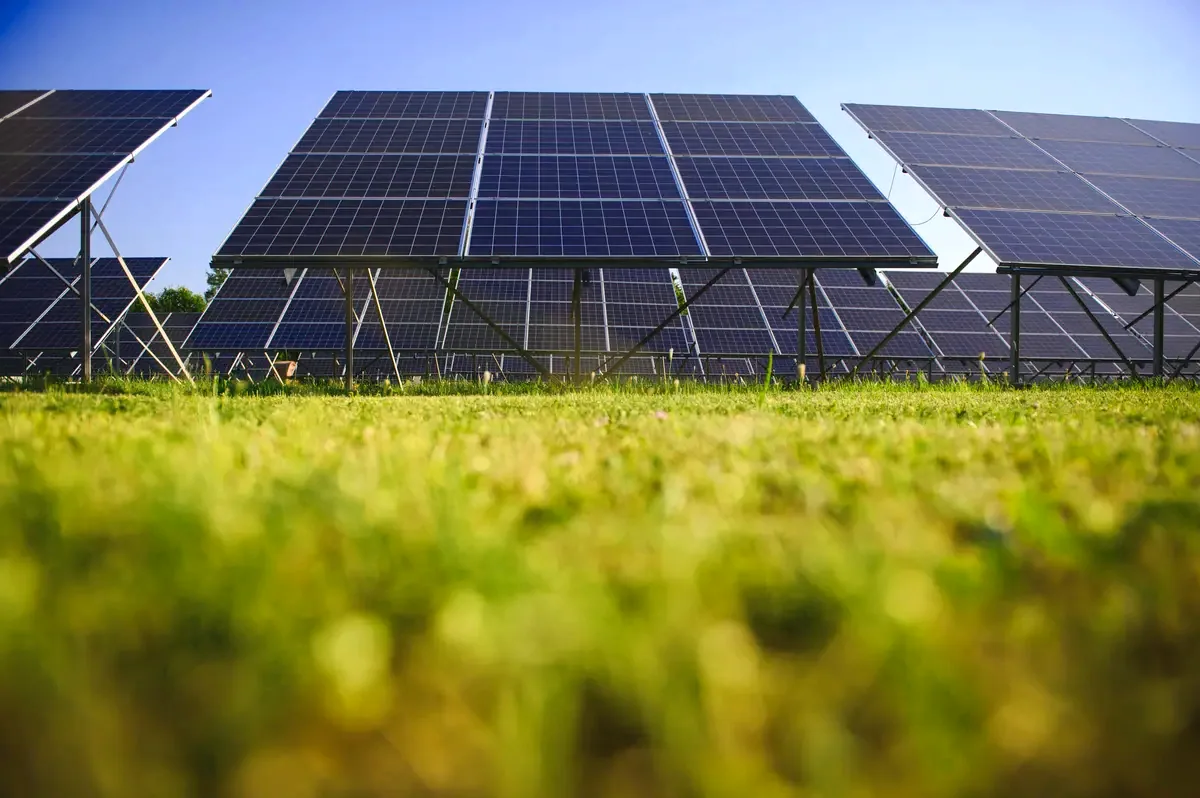 Campo de paneles solares sobre un prado, ilustración de las subvenciones para placas solares en Toledo en 2026