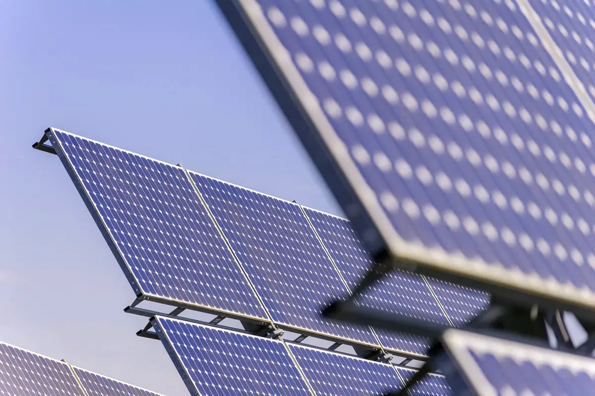 Paneles solares inclinados vistos de cerca, base de una instalación con baterías solares en Toledo